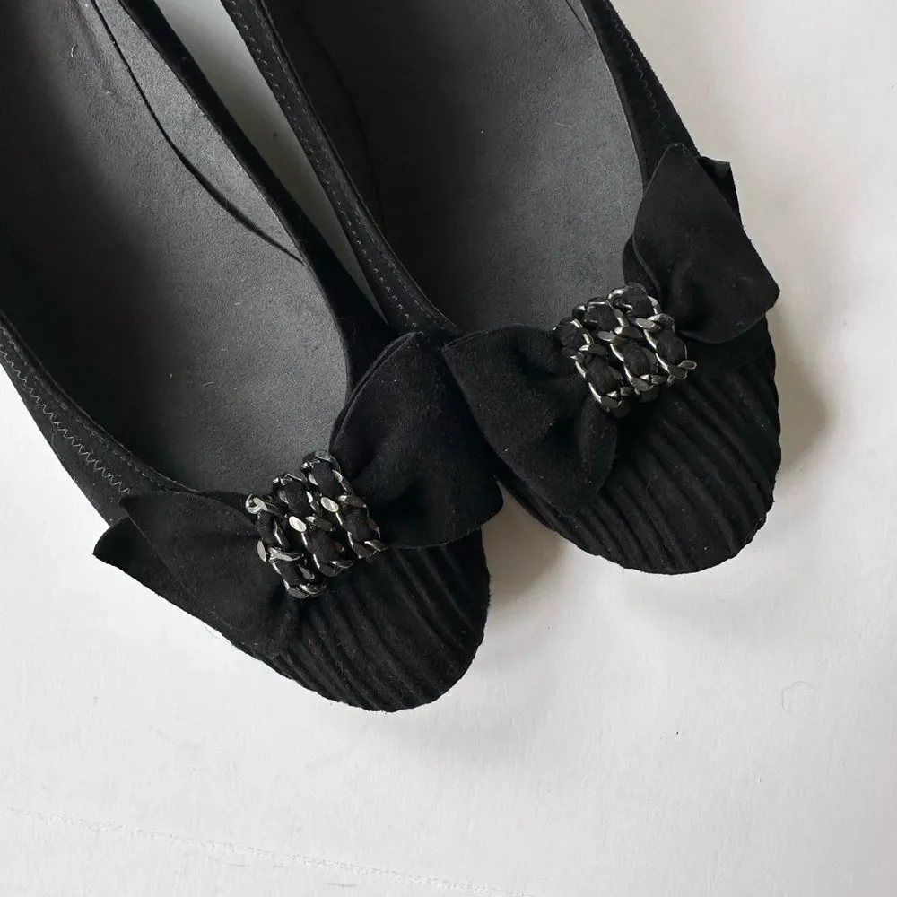 NWOB Stuart Weitzman ‘Pleats’ Chain Bow Wedges in Black Suede Size 8 - Picture 7 of 10
